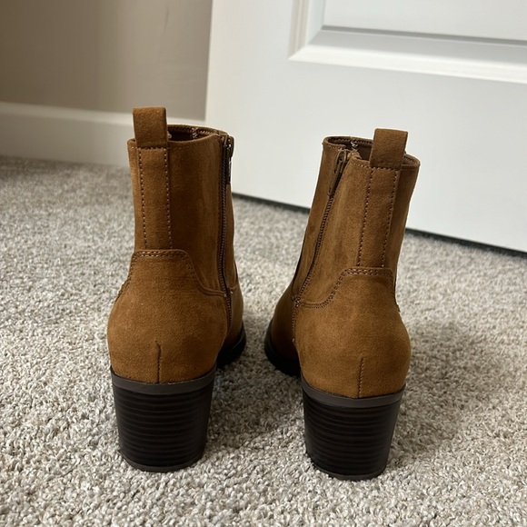 Brown suede heeled short boots - Picture 2 of 3